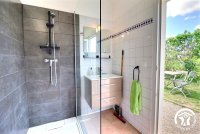 Salle d'eau/WC communs indépendants avec douche type italienne, vasque et WC © Gîtes de France