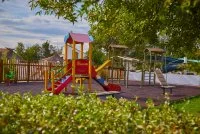 Camping Crin Blanc_Arles - aire de jeux enfant &copy; 