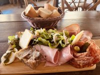 une planche charcuterie/ fromage © @mejanes-camargue.fr